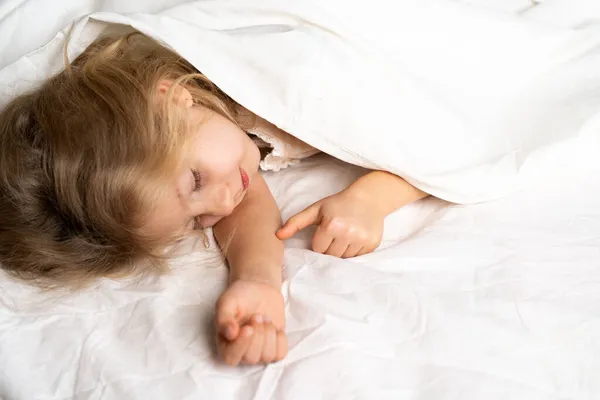 Uma Loirinha Está Dormindo Docemente Uma Cama Com Roupa Interior — Fotografia de Stock