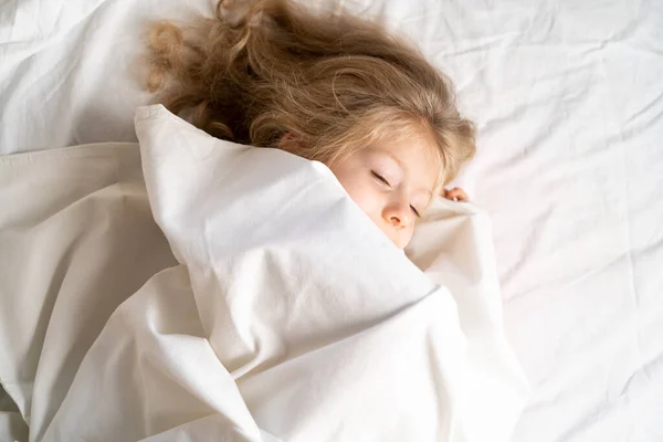 Uma Loirinha Está Dormindo Docemente Uma Cama Com Roupa Interior — Fotografia de Stock