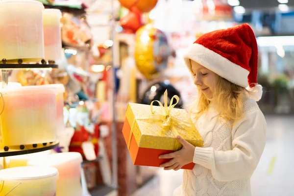 Una Niña Pequeña Sombrero Navidad Con Regalo Año Nuevo Sus — Foto de Stock