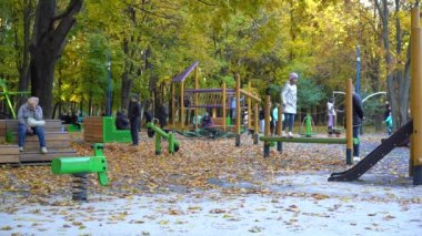 Moskova, Rusya, 10.11.2021 Sonbaharda parkın dinlenme bölgesinde çocuk parkı, insanlar sonbahar günlerinde yürürler, hafta sonları bir aileyle yürürler.