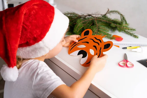 Una Niña Sombrero Navidad Hace Una Máscara Tigre Año Nuevo — Foto de Stock