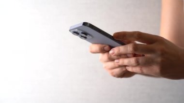 Moskova, Rusya, 10.24.2021 Bir kadın iPhone 13 profesyonel akıllı telefon kullanıyor, parmağını bastırıyor, internetten sosyal ağlar okuyor, daktilo ediyor ve online alışveriş yapıyor. Cep telefonu evde ya da işte.