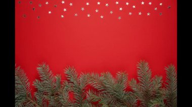 Dur Yeni Yıl 2022, kırmızı zemin üzerinde mavi ladin dallarıyla küçük yıldızlardan gümüş görünen sayılar