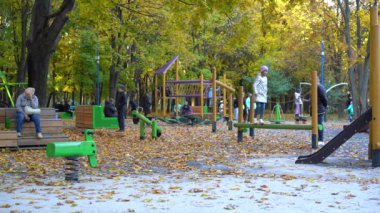 Moskova, Rusya, 10.11.2021 Sonbaharda parkın dinlenme bölgesinde çocuklar için oyun alanı, insanlar bir sonbahar günü yürürler, hafta sonları bir aileyle yürürler.