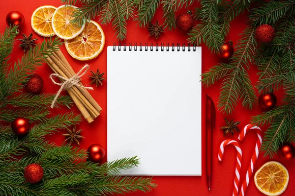 Texto en blanco, Navidad y Año Nuevo concepto, pluma y cuaderno con espacio en blanco hoja de copia — Foto de Stock