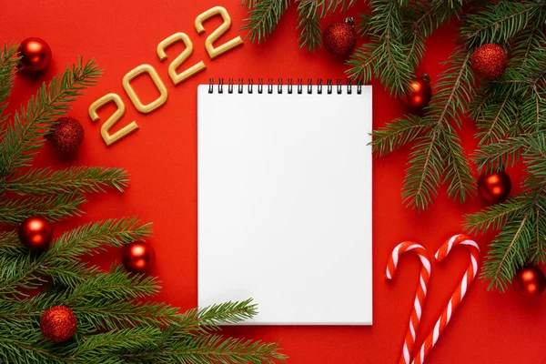 Texto en blanco, concepto de Navidad y Año Nuevo, pluma y cuaderno con espacio en blanco hoja de copia, banner navideño de Navidad. Vista superior. Nueva tarjeta de felicitación 2022 Año — Foto de Stock