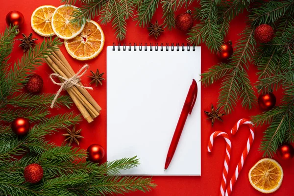 Texto en blanco, concepto de Navidad y Año Nuevo, pluma y cuaderno con espacio en blanco hoja de copia, banner navideño de Navidad. Vista superior. Nueva tarjeta de felicitación 2022 Año — Foto de Stock