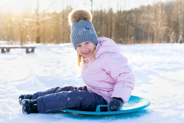 小女孩在冰上滑行，快乐的孩子，过冬时的心情 — 图库照片