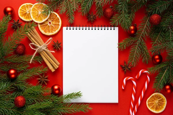 Texto en blanco, Navidad y Año Nuevo concepto, pluma y cuaderno con espacio en blanco hoja de copia — Foto de Stock