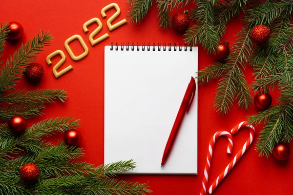 Natal fundo vermelho com ramo de abeto no canto superior direito, espaço de cópia — Fotografia de Stock