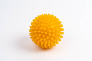 Beyaz zemin üzerinde sarı bir masaj iğnesi, düz taban önleme konsepti, hallux valgus, kopyalama alanı