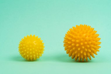 Turkuaz zemin üzerinde sarı bir masaj iğnesi, düz taban önleme konsepti, hallux valgus, kopyalama alanı