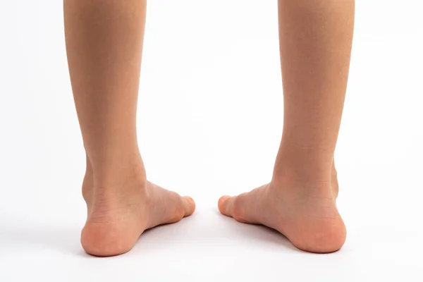 Beyaz arka plan görünümlü çocuklar, düz taban çocukların önlenmesi kavramı, ayak valgus