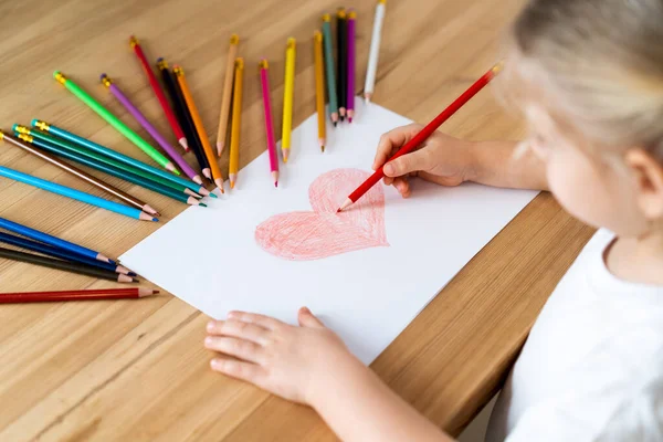 Το κοριτσάκι ζωγραφίζει μια κόκκινη καρδιά — Φωτογραφία Αρχείου
