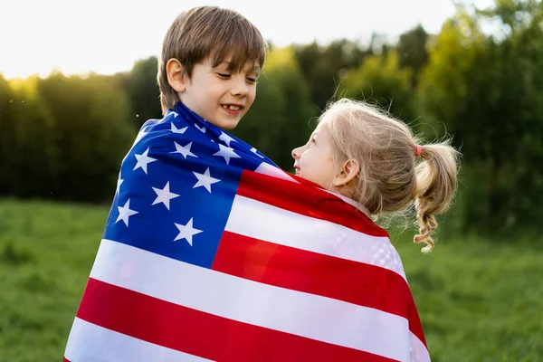 Hermano y hermana con abrazo de bandera americana, niños felices en el Día de la Independencia de EE.UU. — Foto de Stock