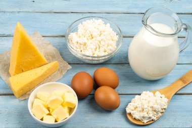 Süt ürünleri, peynir, tereyağı, süzme peynir, yumurta, beyaz arka planı olan süt.