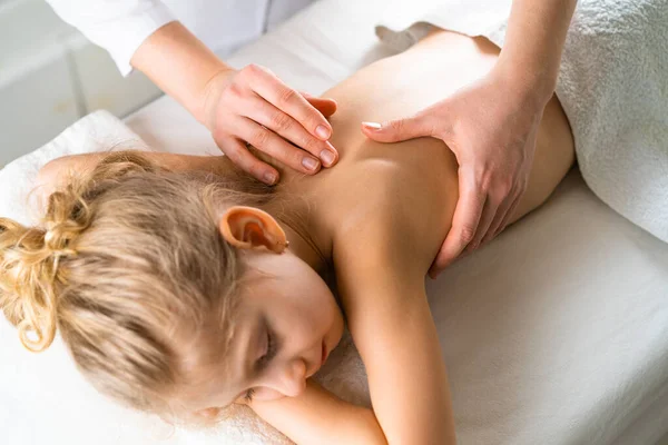 bir kadın küçük bir kıza masaj yapar, çocuk masajı, skolyozu önleme, osteopati