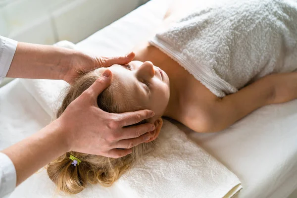 bir kadın küçük bir kıza masaj yapar, çocuk masajı, skolyozu önleme, osteopati