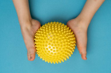 Açık mavi arka planda sarı dengeleyicili çocuk ayakları düztaban tedavisi ve önlenmesi, ayak valgus deformasyonu