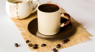 Anise yıldızları ve tarçın kızarmış kahve çekirdekleri üzerinde. Seçici odak noktası.