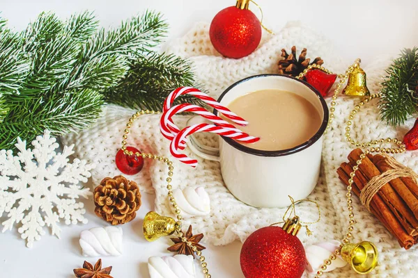 Marşmelovlu Noel Kakaosu. Neweyar Tatili. Seçici odaklanma. Yemek