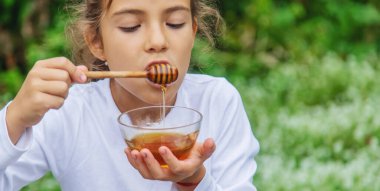 Çocuk bal ve elma yiyor. Seçici odaklanma. Yemek