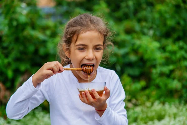 Παιδί Τρώει Μέλι Και Μήλα Επιλεκτική Εστίαση Στα Τρόφιμα — Φωτογραφία Αρχείου