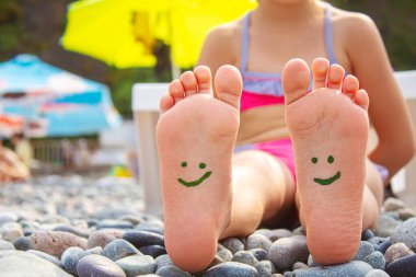 Denizdeki boyalarla boyanmış çocuk ayakları. Seçici odaklanma. Çocuk.