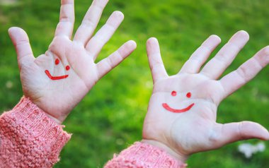 Çocuk elleri renkte. Yaz fotoğrafı. Seçici odaklanma. Doğa