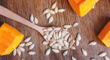 Şişedeki kabak tohumu yağı. Seçici odaklanma. Doğa.