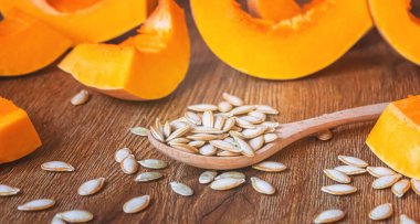 Şişedeki kabak tohumu yağı. Seçici odaklanma. Doğa.