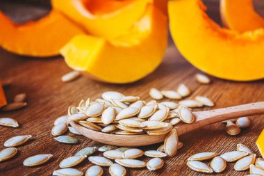 Şişedeki kabak tohumu yağı. Seçici odaklanma. Doğa.