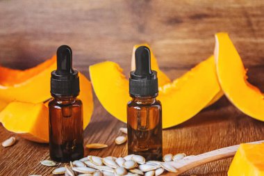 Şişedeki kabak tohumu yağı. Seçici odaklanma. Doğa.