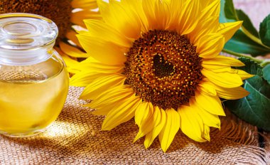 Eski ahşap arka planda ayçekirdeği ve yağ şişesi. Seçici odaklanma. Doğa.