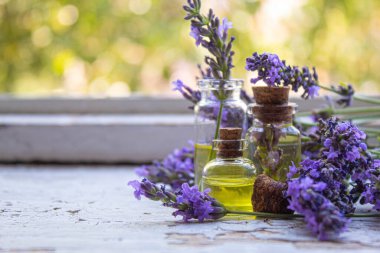 Lavanta yağı küçük bir şişede. Seçici odaklanma. Doğa.