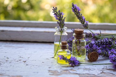 Lavanta yağı küçük bir şişede. Seçici odaklanma. Doğa.