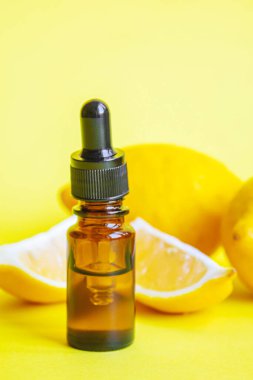 Sarı arka planda sitrik asit. Seçici odaklanma. Doğa.