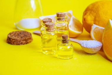 Sarı arka planda sitrik asit. Seçici odaklanma. Doğa.