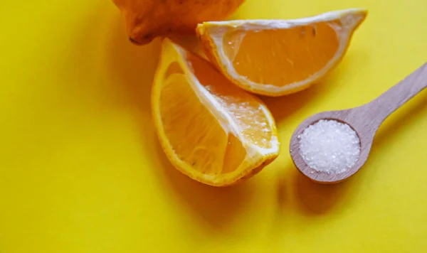 Ácido Cítrico Sobre Fondo Amarillo Focus Nature Selectivo — Foto de Stock