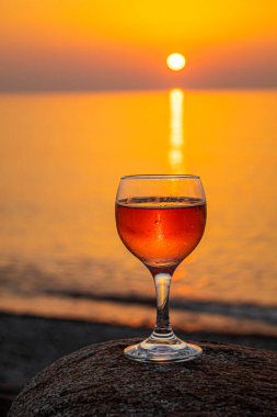 Deniz kenarında şarap iç. Seçici odaklanma. Doğa.