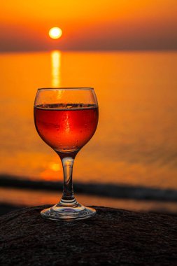 Deniz kenarında şarap iç. Seçici odaklanma. Doğa.