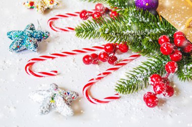 Yeni yıl ve Noel hediyeleri almak. Seçici odaklanma. Tatiller.