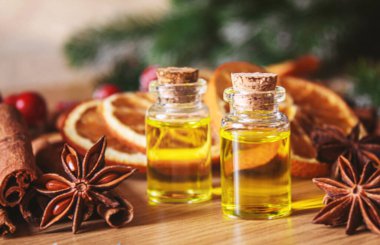 Noel yağları küçük bir şişede. Seçici odaklanma. Tatil.