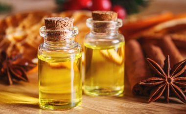 Noel yağları küçük bir şişede. Seçici odaklanma. Tatil.