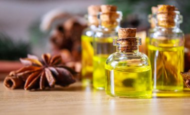 Noel yağları küçük bir şişede. Seçici odaklanma. Tatil.