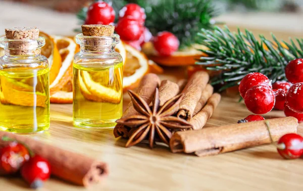 Noel yağları küçük bir şişede. Seçici odaklanma. Tatil.