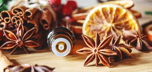 Aceites Esenciales Navidad Una Botella Pequeña Enfoque Selectivo Vacaciones — Foto de Stock