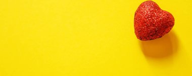 Sevgililer Günü geçmişi. Hediyeler. Zarf. Kutudaki kalpler. Sevgililer Günü konsepti. Seçici odaklanma. Tatiller