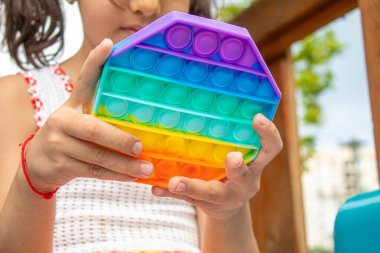 Çocuk stres önleyici pop çalıyor. Seçici odaklanma.