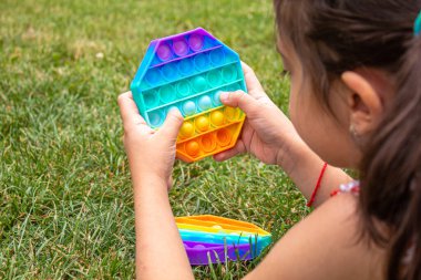 Çocuk stres önleyici pop çalıyor. Seçici odaklanma.
